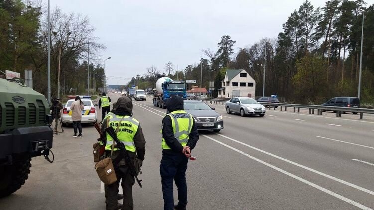 На в'їзді в Київ встановлені КПП, проте температуру водіям ...