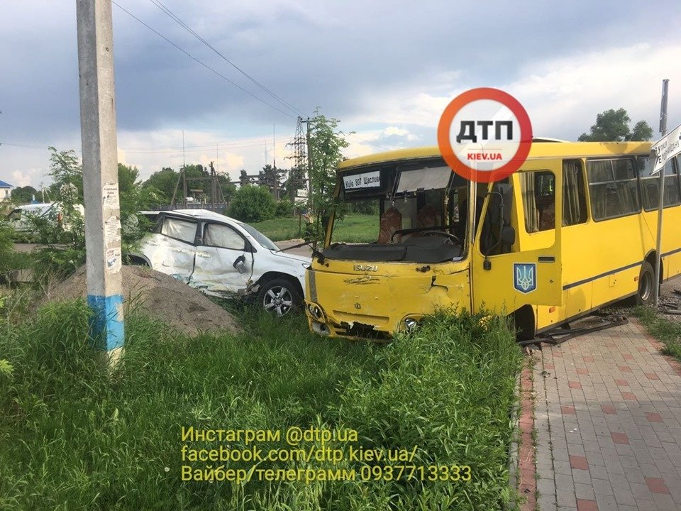 На Бориспільщині розбився автобус з пасажирами, фото-1 На Бориспільщині розбився автобус з пасажирами, фото-1